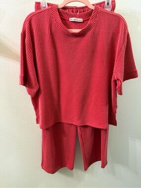 Zenana Outfitters Ribbed short sleeve top and pants to match in coral red.